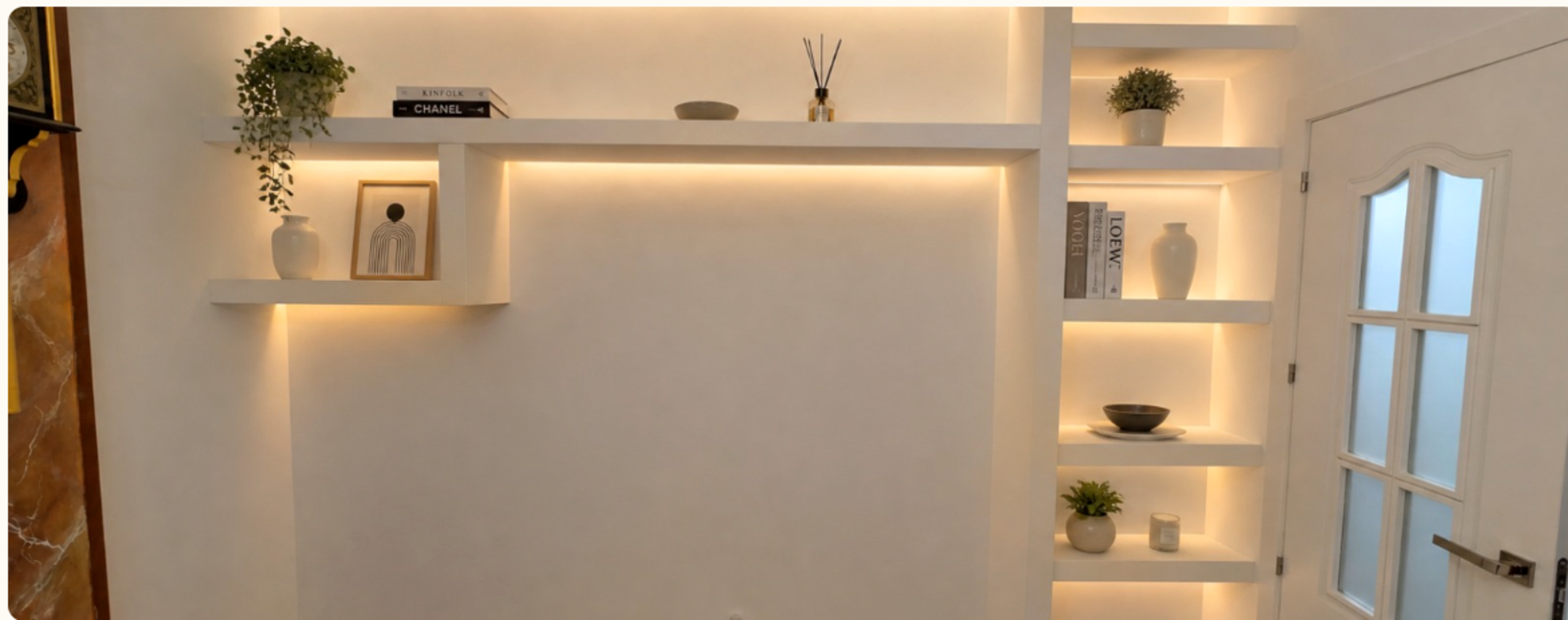 Mueble de pladur con estanterías y luz LED indirecta