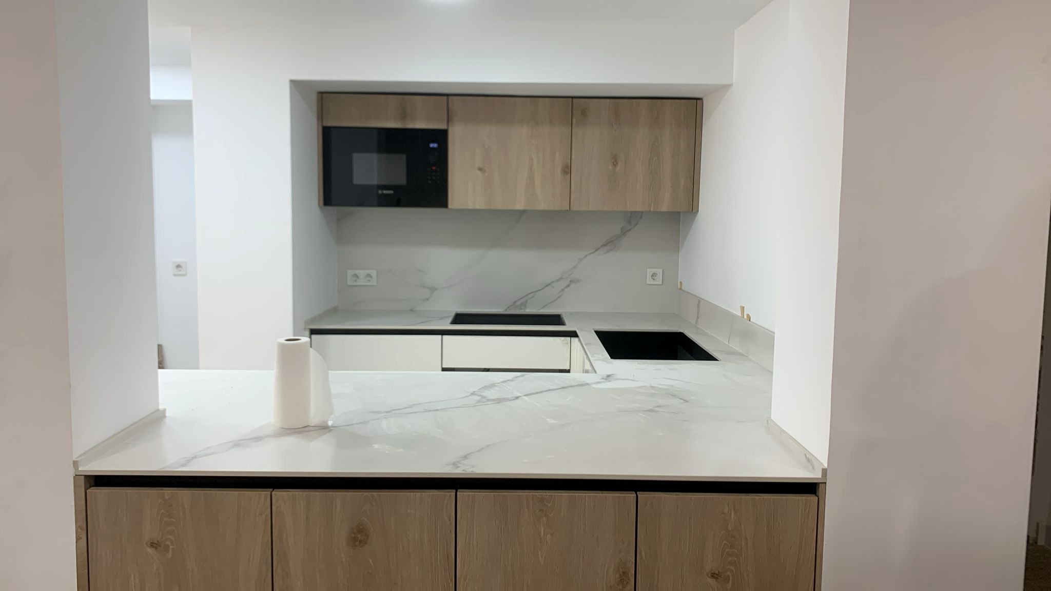 Cocina con hueco de pladur, techo y paramentos terminados