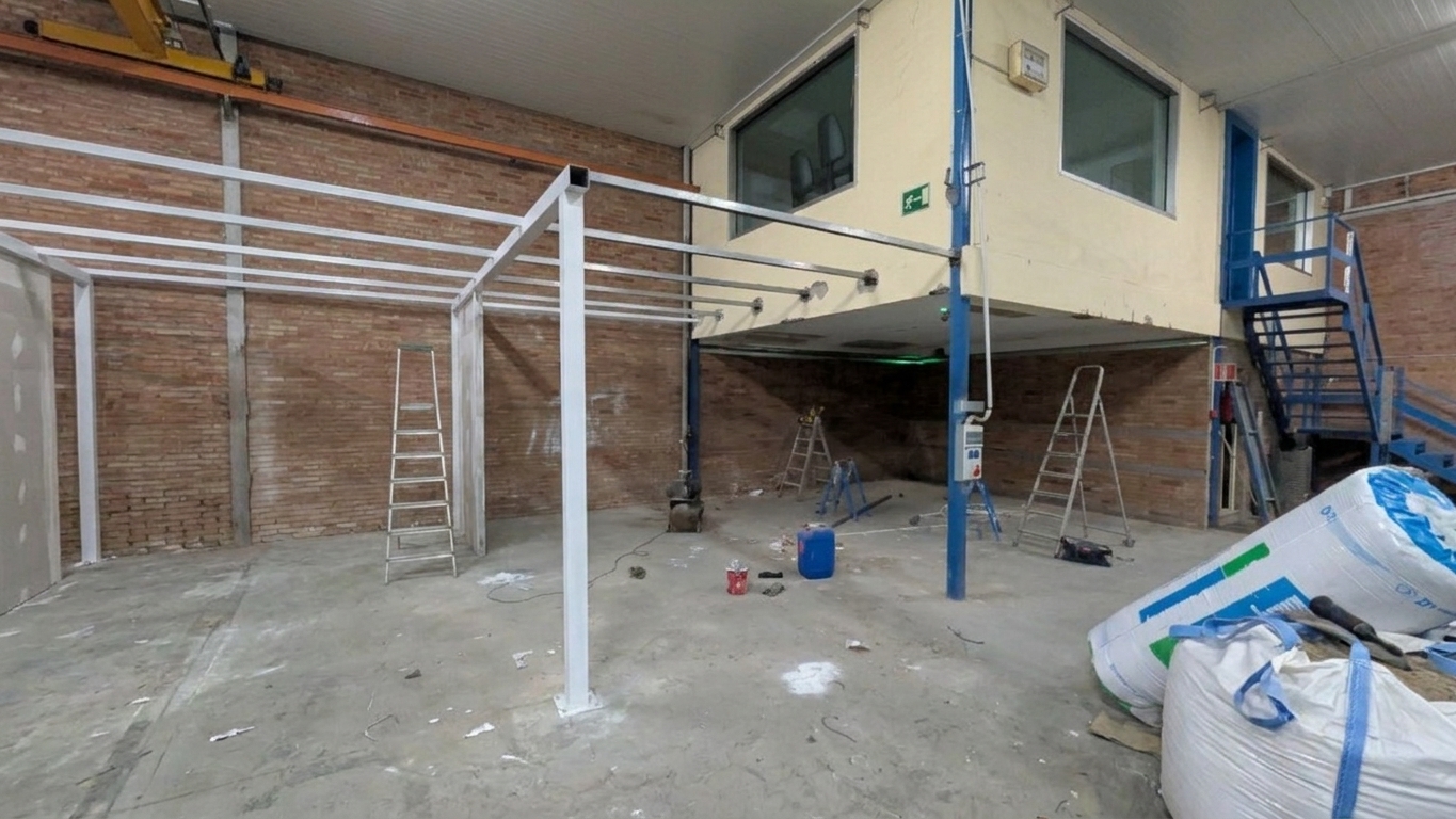 La misma nave antes de montar las oficinas