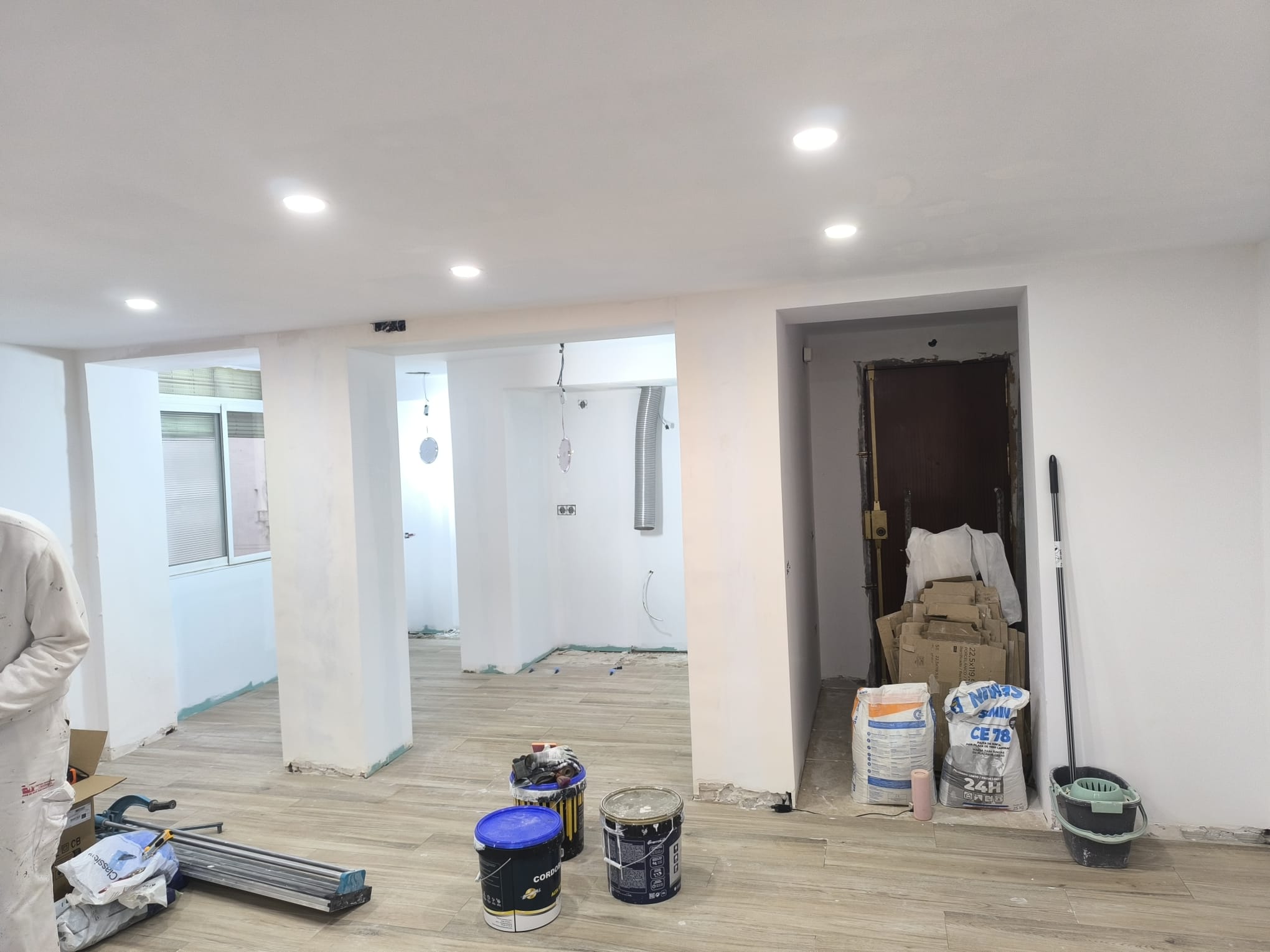 Vivienda con techo continuo y focos empotrados